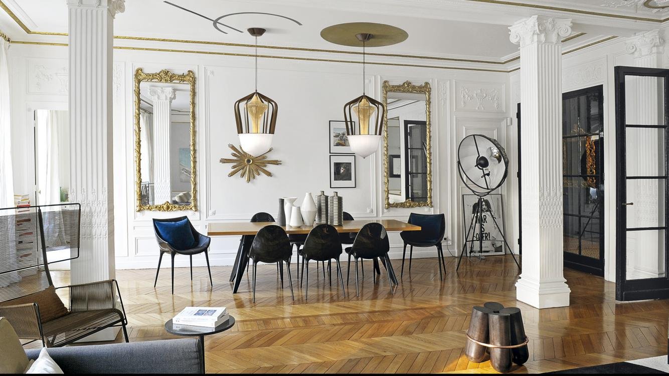 Gündüz — klasik Paris salonunda gün ışığında sönük sarkıtlar